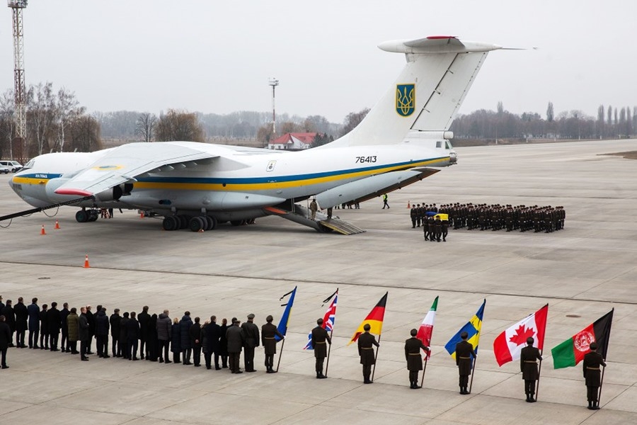 Важке прощання із загиблими українцями в авіакатастрофі