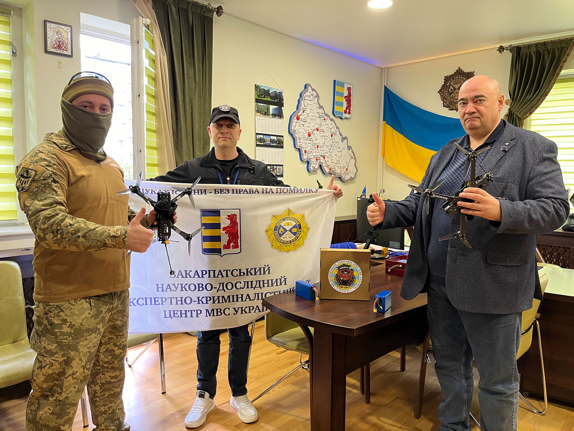 Закарпатський НДЕКЦ МВС передав FPV-дрони для потреб аеророзвідки